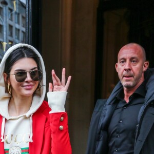 Exclusif - Kendall Jenner quitte l'hôtel George V à Paris le 1er mars 2017.