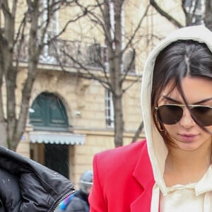 Kendall Jenner quitte l'hôtel George V et se rend au restaurant l'Avenue à Paris le 1er mars 2017.