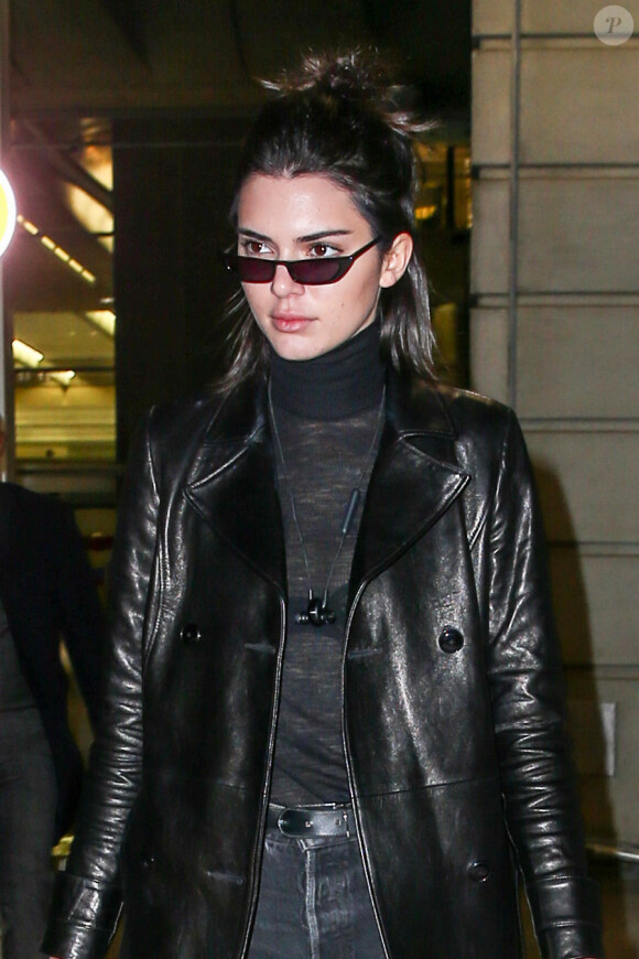 Kendall Jenner arrive à l'aéroport Roissy CDG près de Paris le 27 février 2017.