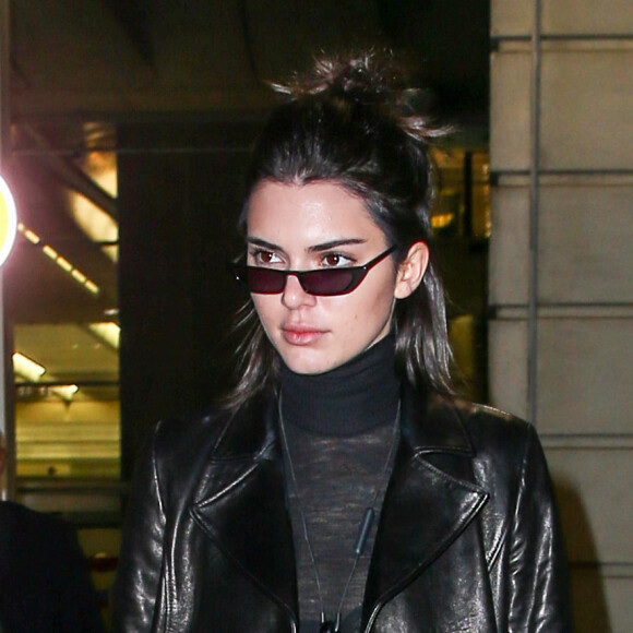 Kendall Jenner arrive à l'aéroport Roissy CDG près de Paris le 27 février 2017.