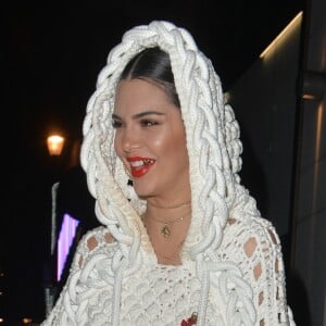 Kendall Jenner entre deux night club à Londres le 21 février 2017. Kendall, vêtue de blanc, est très contente de l'effet de ses dents dorées.