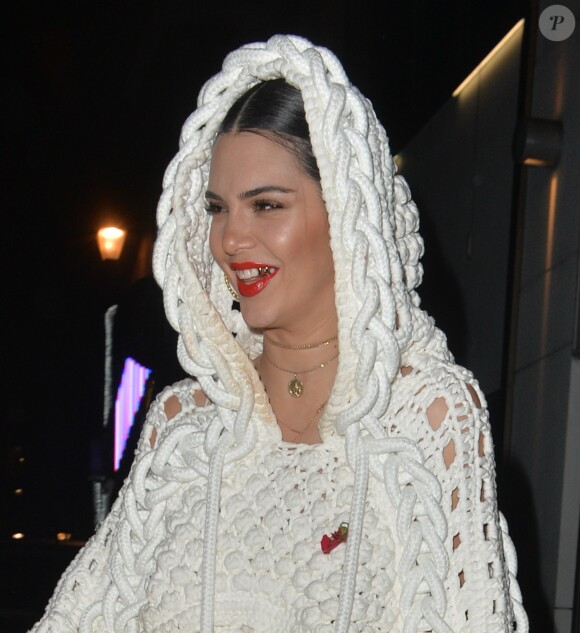 Kendall Jenner entre deux night club à Londres le 21 février 2017. Kendall, vêtue de blanc, est très contente de l'effet de ses dents dorées.