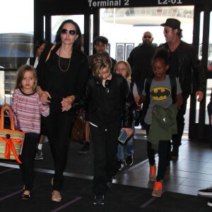 Brad Pitt, Angelina Jolie et leurs enfants Maddox, Pax, Zahara, Shiloh, Vivienne et Knox prennent l'avion à l'aéroport de Los Angeles pour venir passer quelques jours dans leur propriété de Miraval, le 6 juin 2015.