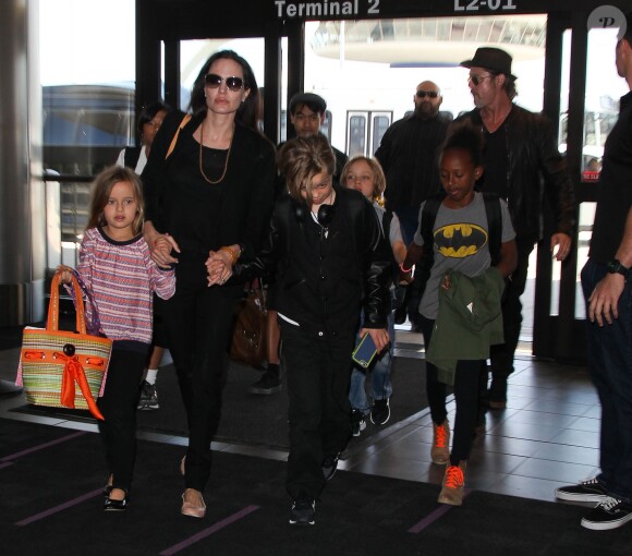 Brad Pitt, Angelina Jolie et leurs enfants Maddox, Pax, Zahara, Shiloh, Vivienne et Knox prennent l'avion à l'aéroport de Los Angeles pour venir passer quelques jours dans leur propriété de Miraval, le 6 juin 2015.