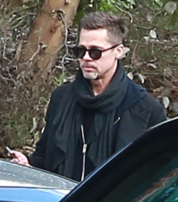 Brad Pitt très amaigri et en pleine conversation téléphonique dans les rues de Santa Monica. Le 25 janvier 2017
