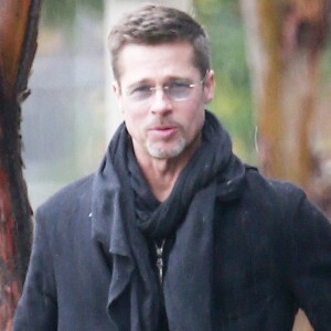 Brad Pitt et un ami bravent la pluie à Los Angeles pour aller vers un studio à pied le 23 janvier 2017.