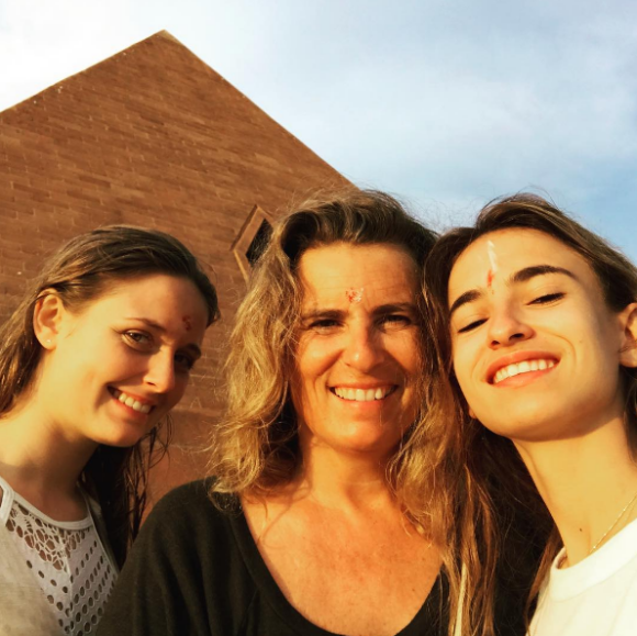 Lisa Azuelos et ses filles Carmen (25 ans) et Thaïs (18 ans) lors d'un séjour en Inde (photo publiée le 27 février 2017).
