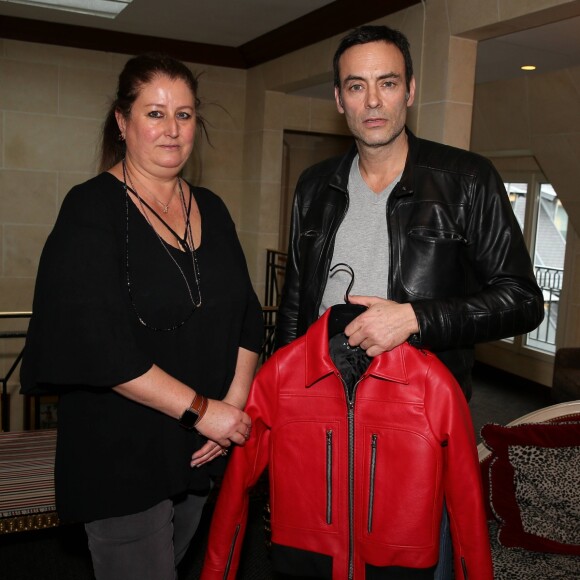 Anthony Delon (ici avec Nathalie Dubois-Sissoko) offrira un blouson de sa collection pour la lauréate du César du meilleur espoir féminin à l'hôtel Napoléon à Paris le 22 février 2017. Anthony Delon était invité dans la suite cadeaux des pré-César à l'hôtel Napoléon. Comme il va sortir une collection de blousons de cuir (Voir vendeurs pour infos) le 7 mars prochain, il profite de l'occasion pour offrir un modèle pour la soirée des César, le modèle "Pilote" en hommage aux pionnières de l'aviation, et en particulier, à l'aviatrice Amelia Earhart qu'il admire. Elle fut la première femme à traverser l'océan Atlantique en solitaire.. Sa collection est composée de neufs modèles inspirés du cinéma. © Dominique Jacovides / Bestimage