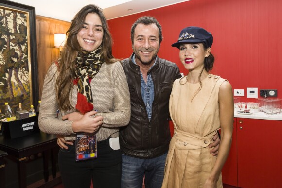 Exclusif - Alma (représentante de la France au Concours Eurovision de la chanson 2017), Bernard Montiel et Joyce Jonathan avant le concert MFM Radio Live, place de la République à Lyon, le 3 mars 2017.