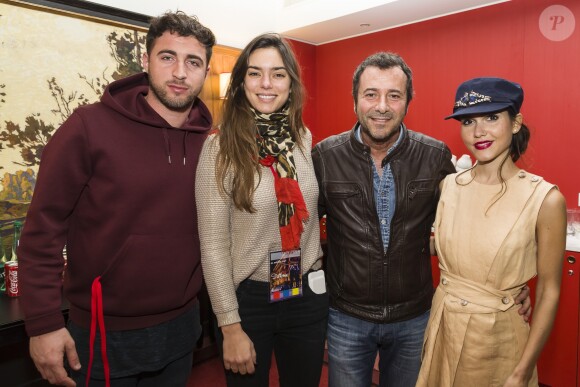 Exclusif - Louka, Alma (représentante de la France au Concours Eurovision de la chanson 2017), Bernard Montiel et Joyce Jonathan avant le concert MFM Radio Live, place de la République à Lyon, le 3 mars 2017.