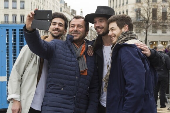Bernard Montiel et Yoann, Florentin (Flo) et Jérôme du groupe Arcadian (selfie) lors du concert MFM Radio Live, place de la République à Lyon, le 3 mars 2017