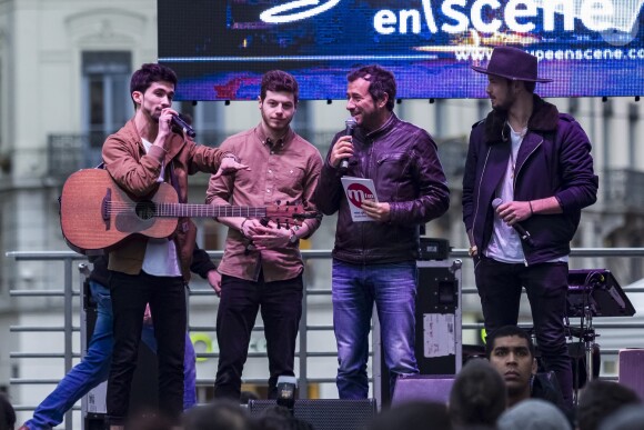 Bernard Montiel et Yoann, Florentin (Flo) et Jérôme du groupe Arcadian lors du concert MFM Radio Live, place de la République à Lyon, le 3 mars 2017.