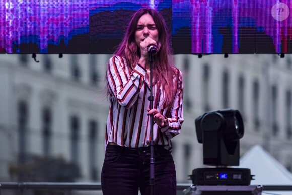 Alma (représentante de la France au Concours Eurovision de la chanson 2017) lors du concert MFM Radio Live, place de la République à Lyon, le 3 mars 2017.