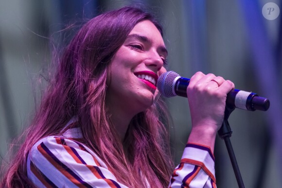 Alma (représentante de la France au Concours Eurovision de la chanson 2017) lors du concert MFM Radio Live, place de la République à Lyon, le 3 mars 2017.