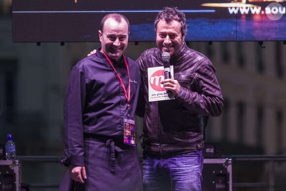 Fabrice Bonnot (chef créateur de l'opération Soupe en scène) et Bernard Montiel lors du concert MFM Radio Live, place de la République à Lyon, le 3 mars 2017.