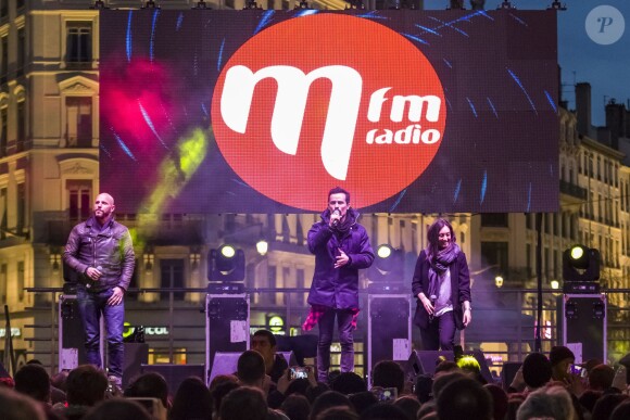 David Ban, Damien Sargue et Victoria ( Les 3 Mousquetaires) lors du concert MFM Radio Live, place de la République à Lyon, le 3 mars 2017.