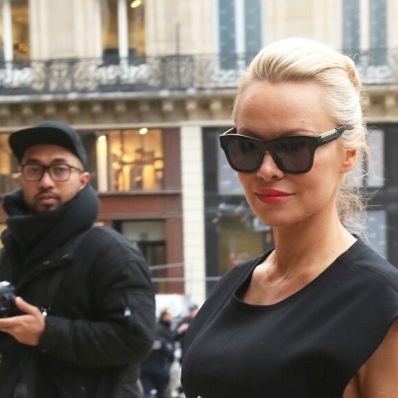 Pamela Anderson arrive au défilé de mode prêt-à-porter automne-hiver 2017/2018 "Stella McCartney" à l'Opéra Garnier à Paris. Le 6 mars 2017 © CVS-Veeren / Bestimage