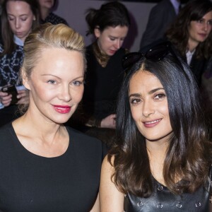 Pamela Anderson et Salma Hayek au défilé de mode prêt-à-porter automne-hiver 2017/2018 "Stella McCartney" au Palais Garnier à Paris. Le 6 mars 2017. © Olivier Borde / Bestimage