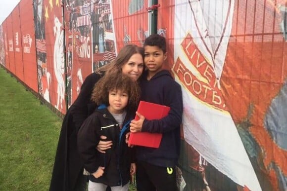 Cassius Cissé pose avec sa maman Jude Littler et son petit frère Prince. 