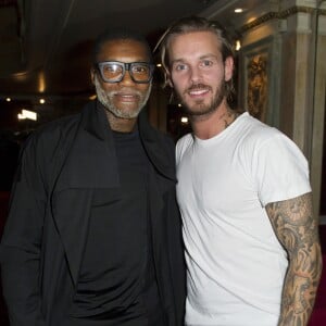 Djibril Cissé pose avec M. Pokora qui dévoila sa statue au musée Grévin, à paris, le 7 octobre 2013.