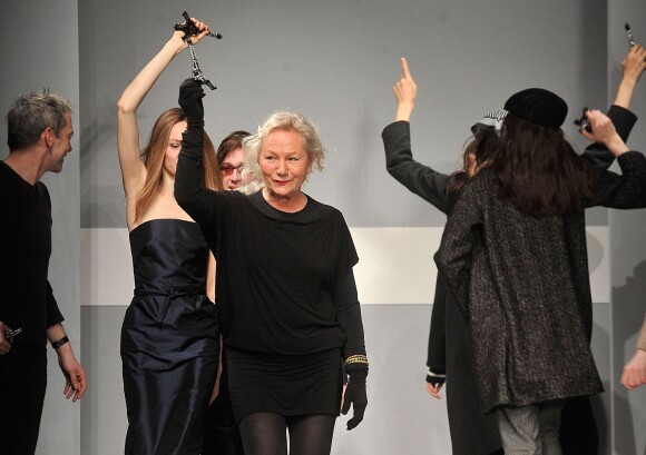 La styliste Agnès b à la fin du défilé de mode "Agnès b" prêt-à-porter collection Automne/Hiver 2014-2015 lors de la Fashion Week à Paris, le 4 mars 2014.