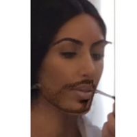 Kim Kardashian a de la moustache, Kylie Jenner le montre en vidéo