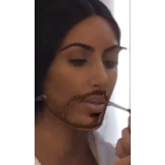 Kim Kardashian avec une moustache dessinée par Kylie Jenner sur Snapchat. 7 mars 2017.