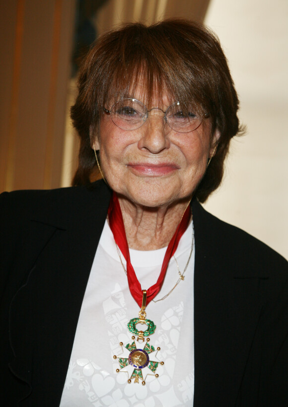 Eliane Victor posant le 17 septembre 2008 lors de la remise de ses insignes de Commandeur dans l'ordre national de la Légion d'Honneur au ministère de la Culture et de la Communication.