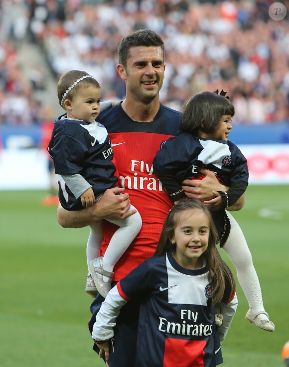 Merci de flouter le visage de l'enfant avant toute publication - Thiago Motta pose avec ses enfants durant le match Psg-Montpellier au Parc des Princes à Paris, le 17 Mai 2014