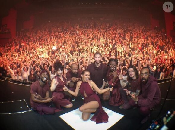 Tal pose avec le public et ses musiciens durant sa tournée. Photo postée sur Instagram en mars 2017.