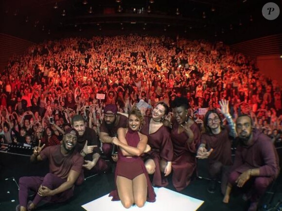 Tal pose avec le public et ses musiciens durant sa tournée. Photo postée sur Instagram en mars 2017.