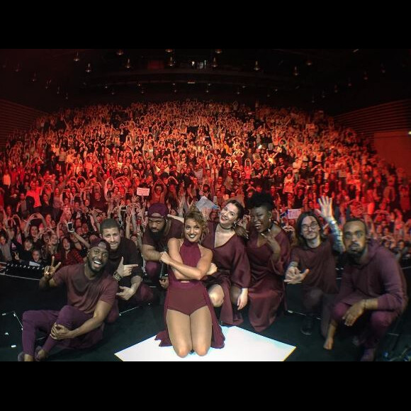 Tal pose avec le public et ses musiciens durant sa tournée. Photo postée sur Instagram en mars 2017.