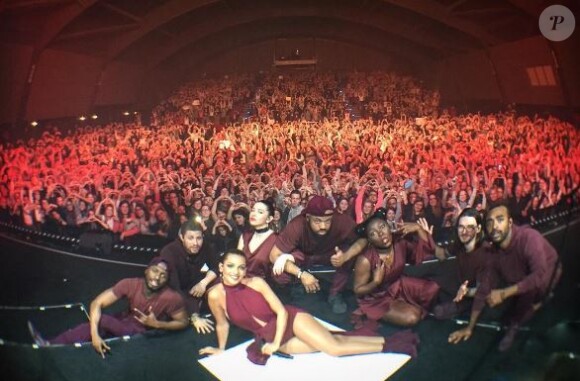 Tal pose avec le public et ses musiciens durant sa tournée. Photo postée sur Instagram en mars 2017.