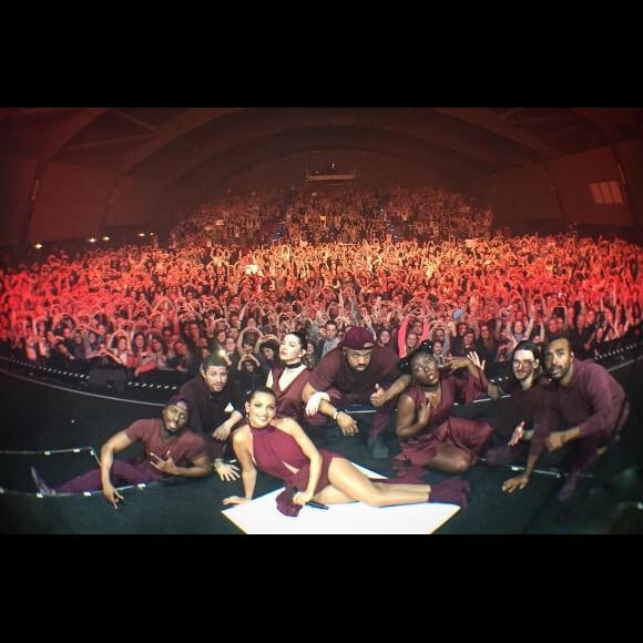 Tal pose avec le public et ses musiciens durant sa tournée. Photo postée sur Instagram en mars 2017.