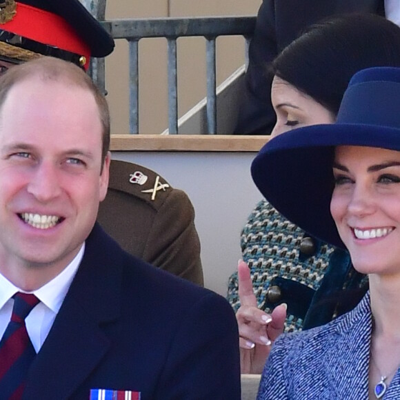 Le prince William, duc de Cambridge, et Kate Middleton, duchesse de Cambridge, lors de l'inauguration le 9 mars 2017 à Londres d'un mémorial rendant hommage aux services rendus au péril de leur vie par les personnels de l'armée britannique et les civils de la Défense lors de la Guerre du Golfe et des conflits armés en Irak et en Afghanistan.