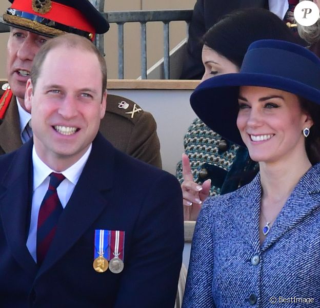 Le prince William, duc de Cambridge, et Kate Middleton, duchesse de Cambridge, lors de l'inauguration le 9 mars 2017 à Londres d'un mémorial rendant hommage aux services rendus au péril de leur vie par les personnels de l'armée britannique et les civils de la Défense lors de la Guerre du Golfe et des conflits armés en Irak et en Afghanistan.