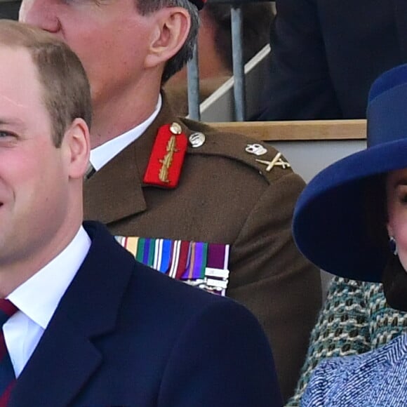 Le prince William, duc de Cambridge, et Kate Middleton, duchesse de Cambridge, lors de l'inauguration le 9 mars 2017 à Londres d'un mémorial rendant hommage aux services rendus au péril de leur vie par les personnels de l'armée britannique et les civils de la Défense lors de la Guerre du Golfe et des conflits armés en Irak et en Afghanistan.