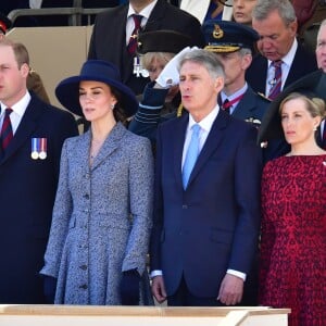 Le prince William, duc de Cambridge, Kate Middleton, duchesse de Cambridge, Philip Hammond et la comtesse Sophie de Wessex lors de l'inauguration le 9 mars 2017 à Londres d'un mémorial rendant hommage aux services rendus au péril de leur vie par les personnels de l'armée britannique et les civils de la Défense lors de la Guerre du Golfe et des conflits armés en Irak et en Afghanistan.