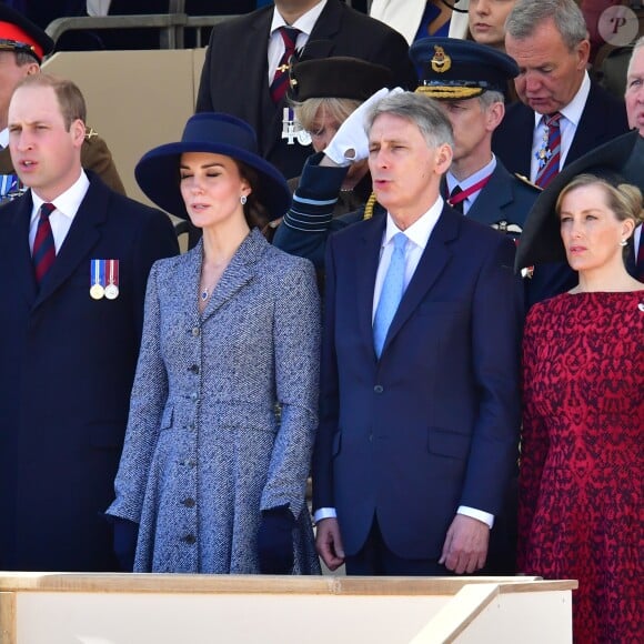 Le prince William, duc de Cambridge, Kate Middleton, duchesse de Cambridge, Philip Hammond et la comtesse Sophie de Wessex lors de l'inauguration le 9 mars 2017 à Londres d'un mémorial rendant hommage aux services rendus au péril de leur vie par les personnels de l'armée britannique et les civils de la Défense lors de la Guerre du Golfe et des conflits armés en Irak et en Afghanistan.