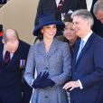 Le prince William, duc de Cambridge, Kate Middleton, duchesse de Cambridge, et Philip Hammond lors de l'inauguration le 9 mars 2017 à Londres d'un mémorial rendant hommage aux services rendus au péril de leur vie par les personnels de l'armée britannique et les civils de la Défense lors de la Guerre du Golfe et des conflits armés en Irak et en Afghanistan.