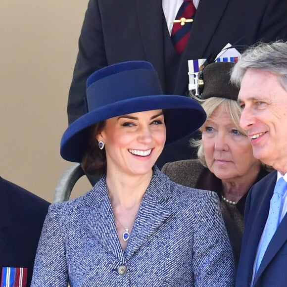 Le prince William, duc de Cambridge, Kate Middleton, duchesse de Cambridge, et Philip Hammond lors de l'inauguration le 9 mars 2017 à Londres d'un mémorial rendant hommage aux services rendus au péril de leur vie par les personnels de l'armée britannique et les civils de la Défense lors de la Guerre du Golfe et des conflits armés en Irak et en Afghanistan.