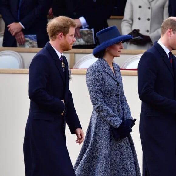 Le prince Harry, Kate Middleton, duchesse de Cambridge, et le prince William lors de l'inauguration le 9 mars 2017 à Londres d'un mémorial rendant hommage aux services rendus au péril de leur vie par les personnels de l'armée britannique et les civils de la Défense lors de la Guerre du Golfe et des conflits armés en Irak et en Afghanistan.