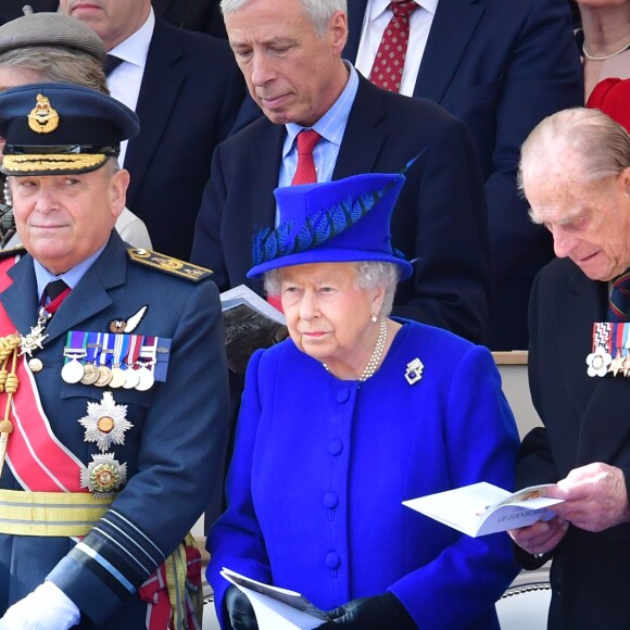 La reine Elizabeth II et le prince Philip lors de l'inauguration le 9 mars 2017 à Londres d'un mémorial rendant hommage aux services rendus au péril de leur vie par les personnels de l'armée britannique et les civils de la Défense lors de la Guerre du Golfe et des conflits armés en Irak et en Afghanistan.