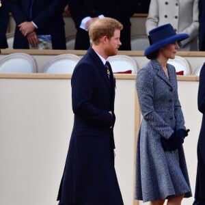 Le prince Harry, Kate Middleton, duchesse de Cambridge, et le prince William lors de l'inauguration le 9 mars 2017 à Londres d'un mémorial rendant hommage aux services rendus au péril de leur vie par les personnels de l'armée britannique et les civils de la Défense lors de la Guerre du Golfe et des conflits armés en Irak et en Afghanistan.