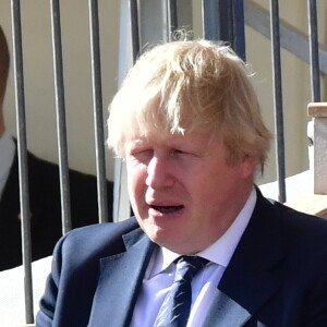 Boris Johnson et le prince Harry lors de l'inauguration le 9 mars 2017 à Londres d'un mémorial rendant hommage aux services rendus au péril de leur vie par les personnels de l'armée britannique et les civils de la Défense lors de la Guerre du Golfe et des conflits armés en Irak et en Afghanistan.