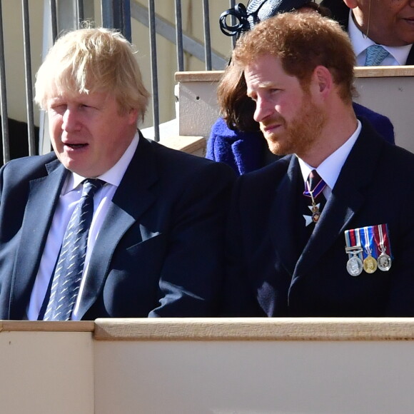 Boris Johnson et le prince Harry lors de l'inauguration le 9 mars 2017 à Londres d'un mémorial rendant hommage aux services rendus au péril de leur vie par les personnels de l'armée britannique et les civils de la Défense lors de la Guerre du Golfe et des conflits armés en Irak et en Afghanistan.