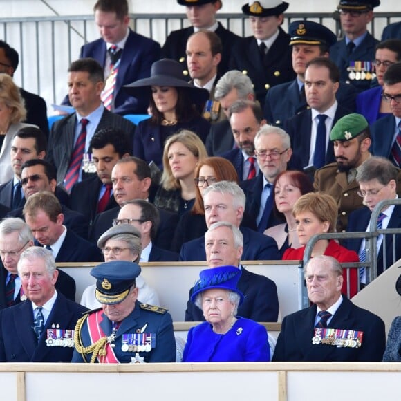 Camilla Parker Bowles, duchesse de Cornouailles, le prince Charles, prince de Galles, la reine Elizabeth II d'Angleterre, le prince Philip, duc d'Edimbourg, Theresa May lors de l'inauguration le 9 mars 2017 à Londres d'un mémorial rendant hommage aux services rendus au péril de leur vie par les personnels de l'armée britannique et les civils de la Défense lors de la Guerre du Golfe et des conflits armés en Irak et en Afghanistan.