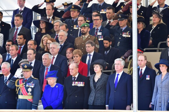 La reine Elizabeth II, le prince Philip, duc d'Edimbourg, Theresa May, le prince William, la duchesse de Cambridge lors de l'inauguration le 9 mars 2017 à Londres d'un mémorial rendant hommage aux services rendus au péril de leur vie par les personnels de l'armée britannique et les civils de la Défense lors de la Guerre du Golfe et des conflits armés en Irak et en Afghanistan.
