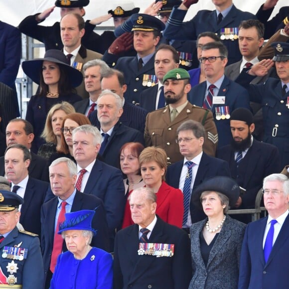 La reine Elizabeth II, le prince Philip, duc d'Edimbourg, Theresa May, le prince William, la duchesse de Cambridge lors de l'inauguration le 9 mars 2017 à Londres d'un mémorial rendant hommage aux services rendus au péril de leur vie par les personnels de l'armée britannique et les civils de la Défense lors de la Guerre du Golfe et des conflits armés en Irak et en Afghanistan.