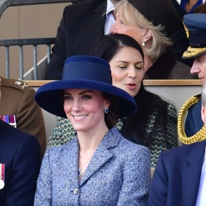 Le prince William, duc de Cambridge, Kate Middleton, duchesse de Cambridge, et Philip Hammond lors de l'inauguration le 9 mars 2017 à Londres d'un mémorial rendant hommage aux services rendus au péril de leur vie par les personnels de l'armée britannique et les civils de la Défense lors de la Guerre du Golfe et des conflits armés en Irak et en Afghanistan.